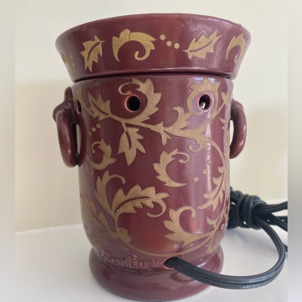 Scentsy Full Size Warmer with working Bulb